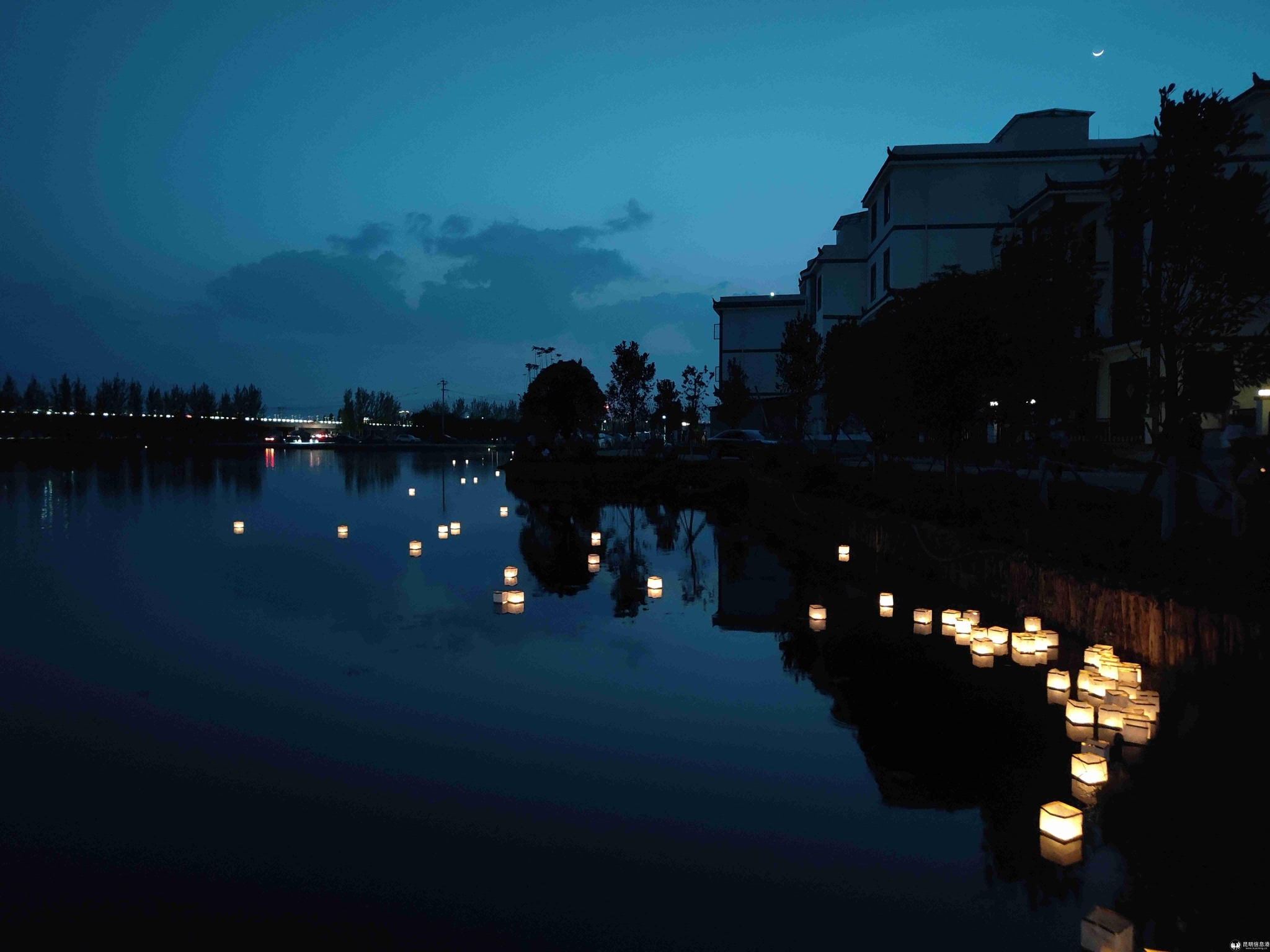 放河灯祈福 (晋宁区政府新闻办供图)