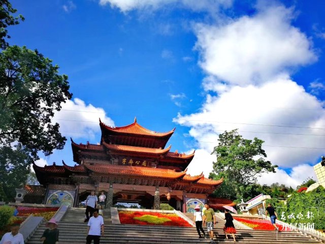 一下火车就是本地味道：当地号称扛把子的“饵块”（蒋琼波 摄）