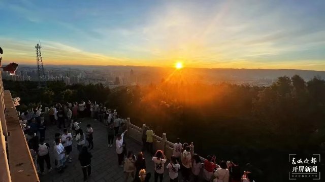 一下火车就是本地味道：当地号称扛把子的“饵块”（蒋琼波 摄）