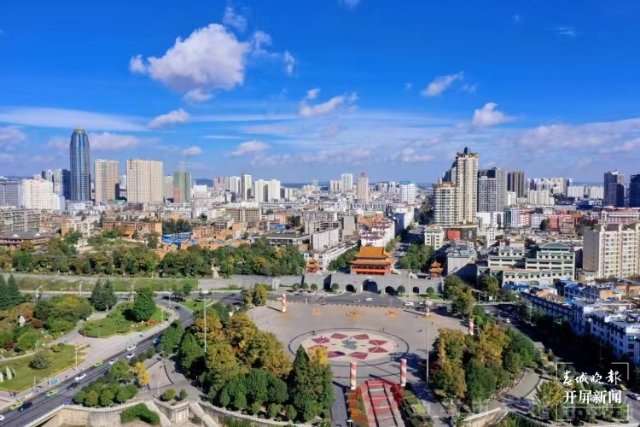 一下火车就是本地味道：当地号称扛把子的“饵块”（蒋琼波 摄）