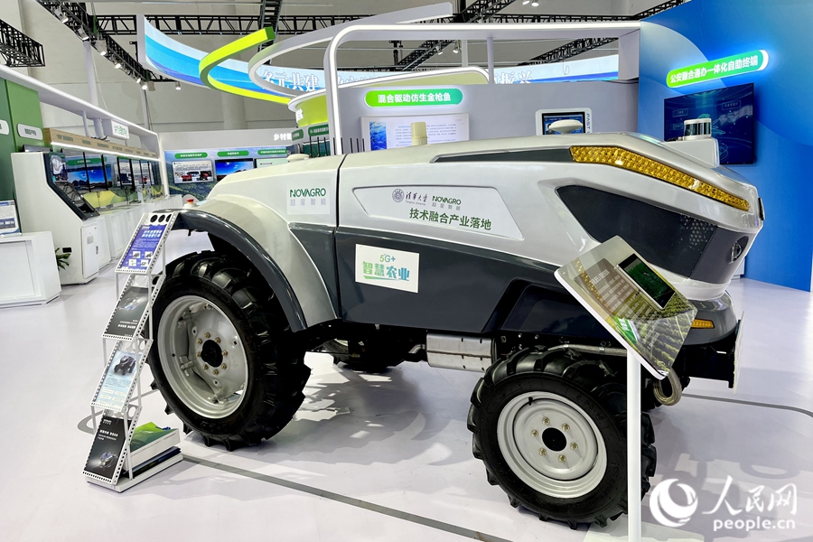 通过手机,就能指挥新能源无人驾驶拖拉机在田里作业。人民网 钱嘉禾摄
