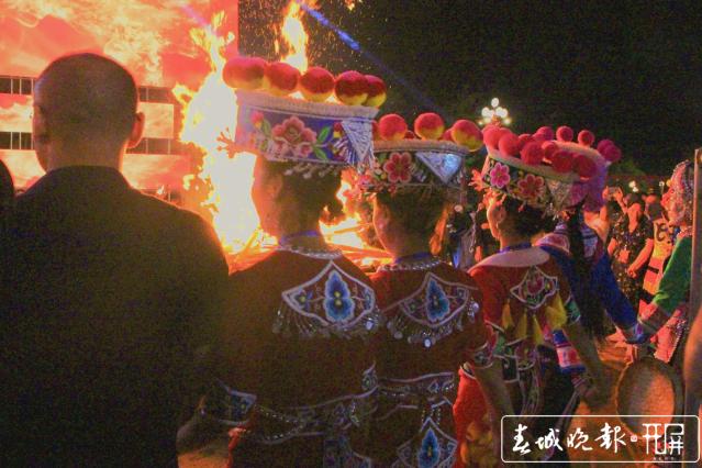 彝族鼓号响起来、火树银花不夜天，楚雄火把节“燃”起来.jpg