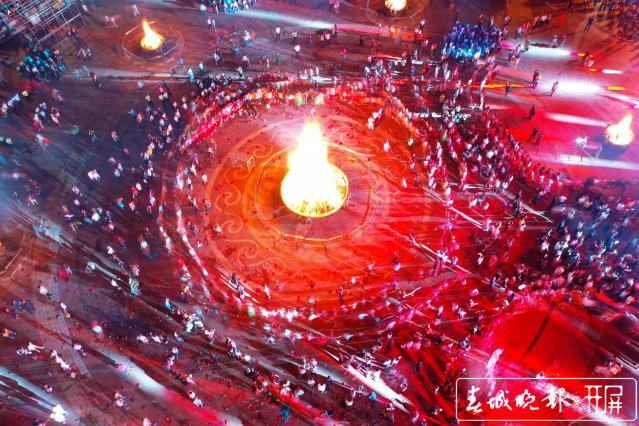彝族鼓号响起来、火树银花不夜天，楚雄火把节“燃”起来 通讯员 何新闻 摄.jpg