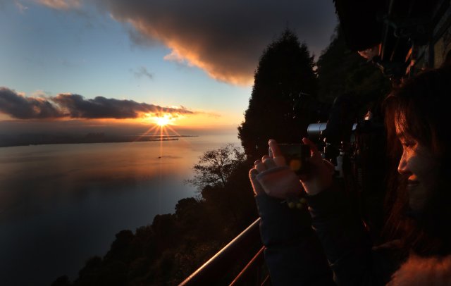 他们为何热衷于当“追光者”?“爬西山观日出”火上热搜的背后