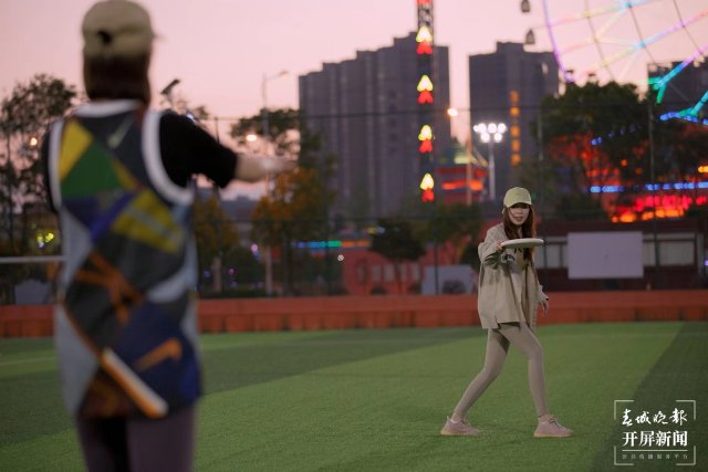 飞盘、腰旗橄榄球成社交“新宠”,城市新潮运动火出圈 蒋琼波 摄