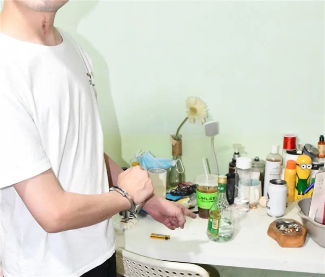 从8楼抛下装满尿液的酒瓶(图源 都市时报)