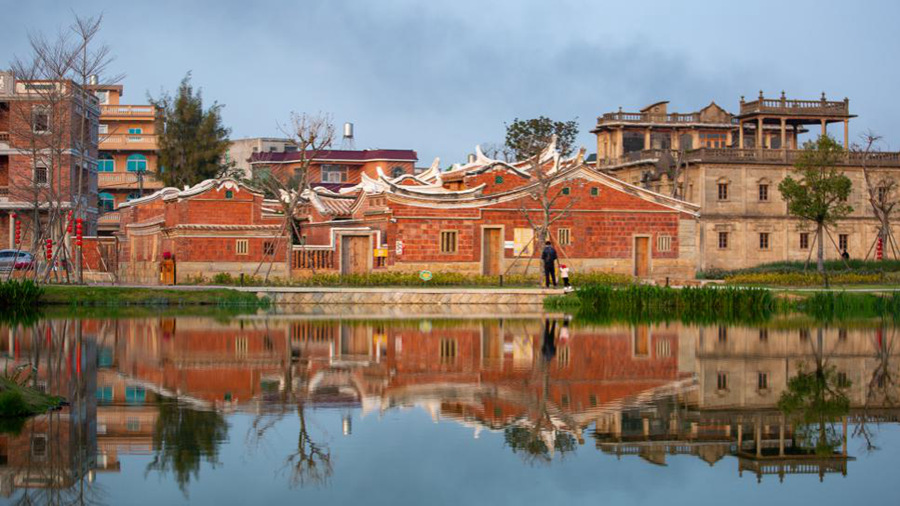 一幢幢古屋矗立在通透清新的梧林村中,积淀着光阴故事.