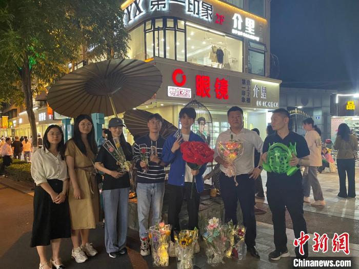 在东阳横店,宣讲团导师、成员与横店演员(右三)合影。 东阳市融媒体中心 供图 在东阳横店,宣讲团导师、成员与横店演员(右三)合影。 东阳市融媒体中心 供图