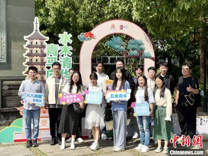 宣讲团成员在永康市合影。 吕钰宁 摄 宣讲团成员在永康市合影。 吕钰宁 摄