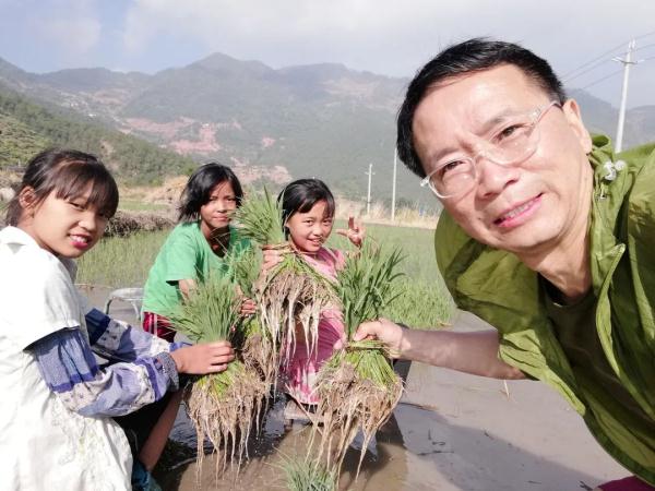 他是螃蟹小学的“赵爸” 他是螃蟹小学的“赵爸”