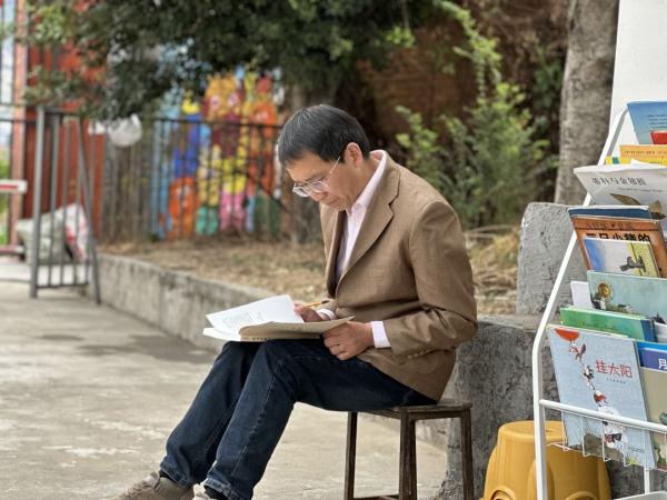 他是螃蟹小学的“赵爸” 他是螃蟹小学的“赵爸”