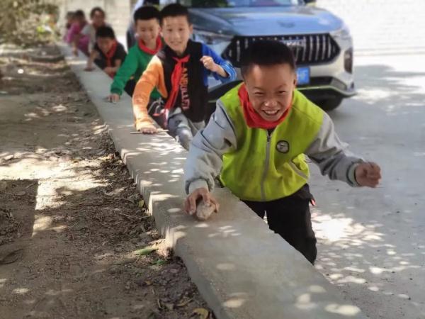 他是螃蟹小学的“赵爸” 他是螃蟹小学的“赵爸”