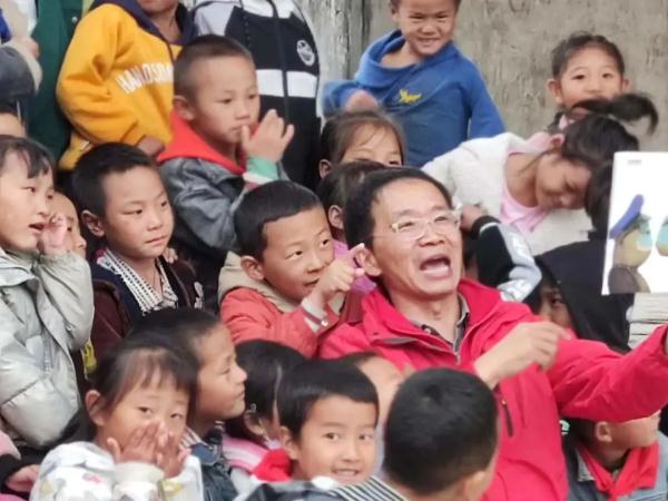 他是螃蟹小学的“赵爸” 他是螃蟹小学的“赵爸”