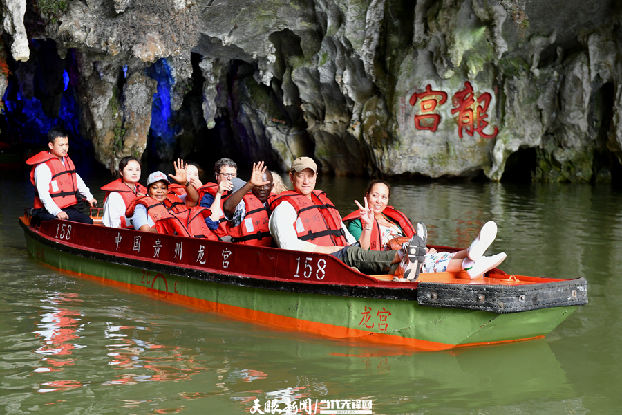 驻华使节在龙宫乘船参观。刘杨 摄.jpg