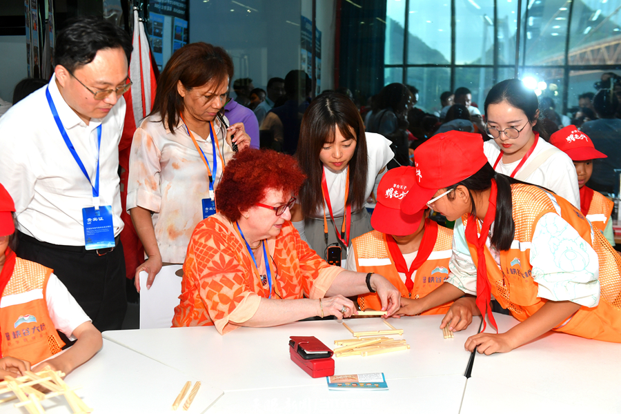 驻华使节在坝陵河贵州桥梁科技馆与研学学生共同制作桥梁模型。刘杨 摄.jpg