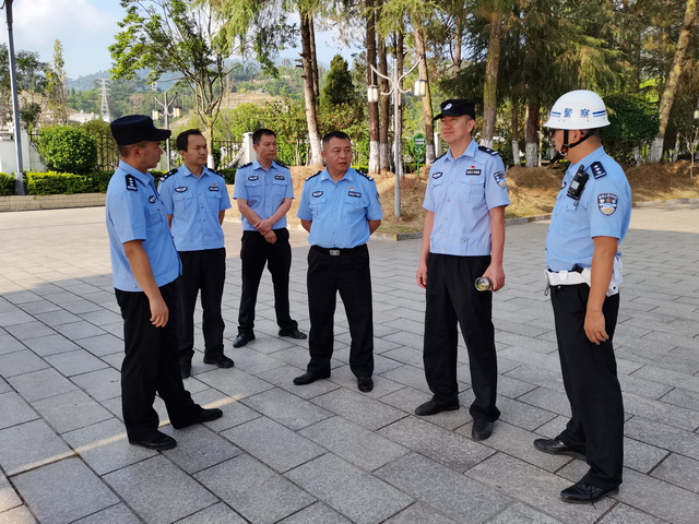 你高考，我护航！护考路上，凤庆警察从不缺席！