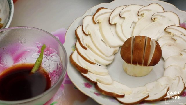 春末夏初，快来施甸解锁赤松茸的花式吃法（崔敏 通讯员 陆应仙 段晓波 刘瑛丽 廖力舒 摄）
