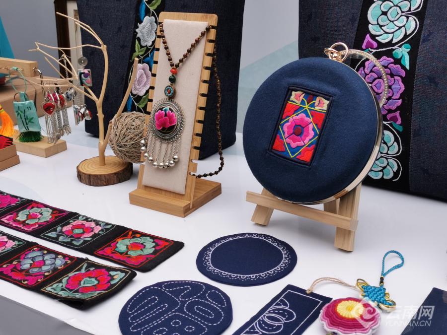 民族与时尚牵手传统与现代交融古朴与精致碰撞带有彝族元素的文创产品