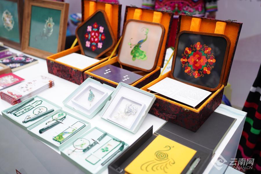 带有传统花色图案和绿孔雀纹样的文创产品,精巧绝伦,一一展现在人们