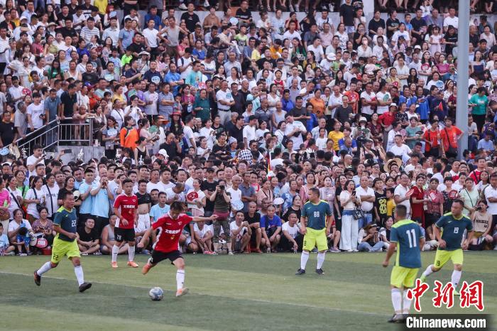 图为贵州“村超”比赛现场。 瞿宏伦 摄 图为贵州“村超”比赛现场。 瞿宏伦 摄