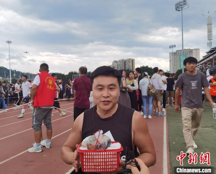 图为在贵州“村超”现场的内蒙古轮椅舞者狄文科。 周燕玲 摄 图为在贵州“村超”现场的内蒙古轮椅舞者狄文科。 周燕玲 摄