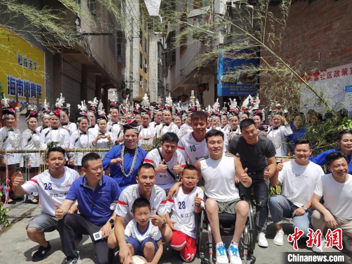 图为狄文科与榕江车江二村的球员以及村里的拉拉队合影。 周燕玲 摄 图为狄文科与榕江车江二村的球员以及村里的拉拉队合影。 周燕玲 摄