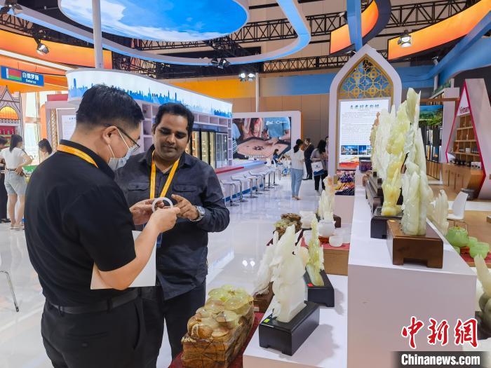 图为现代商贸物流与跨境贸易新业态产业链展上,一名巴基斯坦客商正在推介当地商品。 宋敏涛 摄