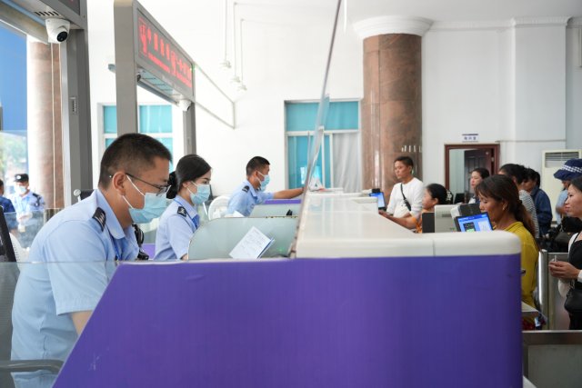 旅客在办理入境手续 作者：王建勋.JPG