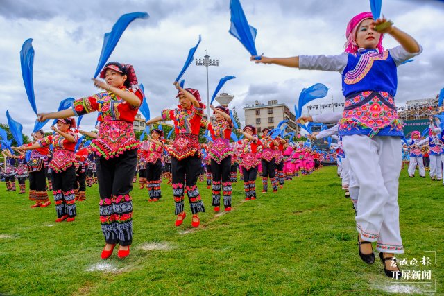 千人“挝乐” (李继明摄 ) (1).jpg