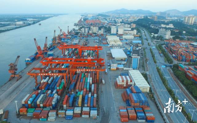 中山港国际货运码头。 南方+ 叶志文 拍摄 中山港国际货运码头。 南方+ 叶志文 拍摄