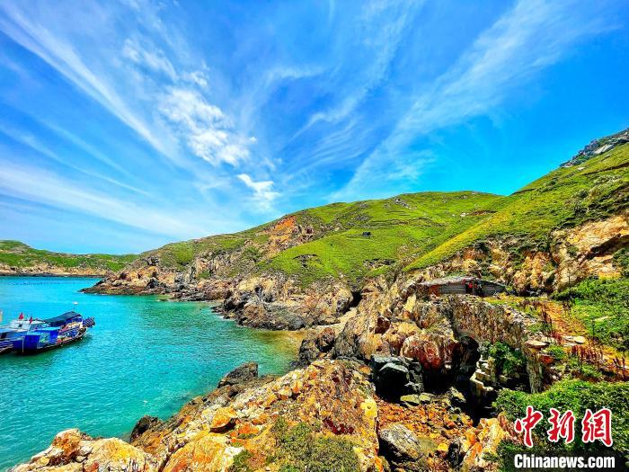 东礵岛上,遍地都是草坪与悬崖峭壁。 吕巧琴 摄 东礵岛上,遍地都是草坪与悬崖峭壁。 吕巧琴 摄