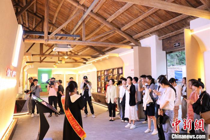 采访团参观粮政文化展陈馆。 叶茂 摄 采访团参观粮政文化展陈馆。 叶茂 摄