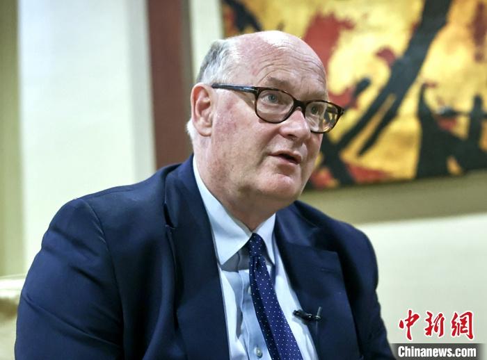 当前,世界经济发展态势尚未走出疫情阴霾,经济复苏面临重重困境。参加“一带一路”国际合作高峰论坛咨询委员会第五次会议的汇丰集团前主席范智廉近日在北京接受<a target='_blank' href='/'>中新社</a>记者专访指出,当前,全球经济复苏乏力,国际社会需要思考如何优化供应链配置,但需警惕个别国家以优化供应链为由搞保护主义。 <a target='_blank' href='/'>中新社</a>记者 易海菲 摄 当前,世界经济发展态势尚未走出疫情阴霾,经济复苏面临重重困境。参加“一带一路”国际合作高峰论坛咨询委员会第五次会议的汇丰集团前主席范智廉近日在北京接受<a target='_blank' href='/'>中新社</a>记者专访指出,当前,全球经济复苏乏力,国际社会需要思考如何优化供应链配置,但需警惕个别国家以优化供应链为由搞保护主义。 <a target='_blank' href='/'>中新社</a>记者 易海菲 摄