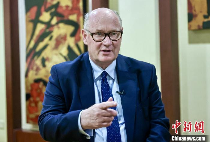 当前,世界经济发展态势尚未走出疫情阴霾,经济复苏面临重重困境。参加“一带一路”国际合作高峰论坛咨询委员会第五次会议的汇丰集团前主席范智廉近日在北京接受<a target='_blank' href='/'>中新社</a>记者专访指出,当前,全球经济复苏乏力,国际社会需要思考如何优化供应链配置,但需警惕个别国家以优化供应链为由搞保护主义。 <a target='_blank' href='/'>中新社</a>记者 易海菲 摄 当前,世界经济发展态势尚未走出疫情阴霾,经济复苏面临重重困境。参加“一带一路”国际合作高峰论坛咨询委员会第五次会议的汇丰集团前主席范智廉近日在北京接受<a target='_blank' href='/'>中新社</a>记者专访指出,当前,全球经济复苏乏力,国际社会需要思考如何优化供应链配置,但需警惕个别国家以优化供应链为由搞保护主义。 <a target='_blank' href='/'>中新社</a>记者 易海菲 摄