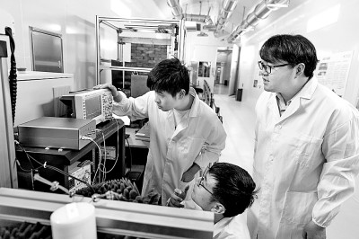 在地下2400米攀登世界科技高峰