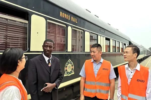 刚刚!袁隆平墓前发生惊人一幕,外交部发言人都忍不住公布...