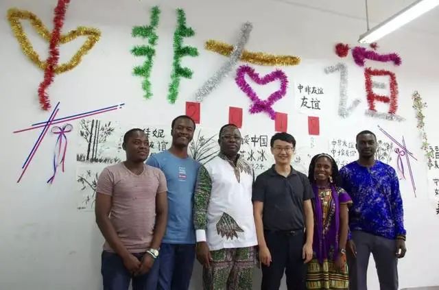 刚刚!袁隆平墓前发生惊人一幕,外交部发言人都忍不住公布...