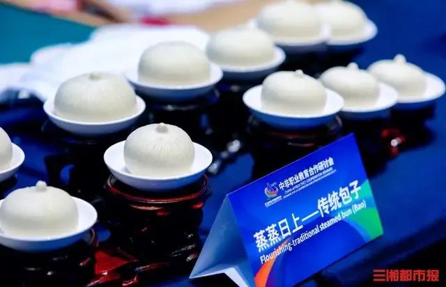 刚刚!袁隆平墓前发生惊人一幕,外交部发言人都忍不住公布...