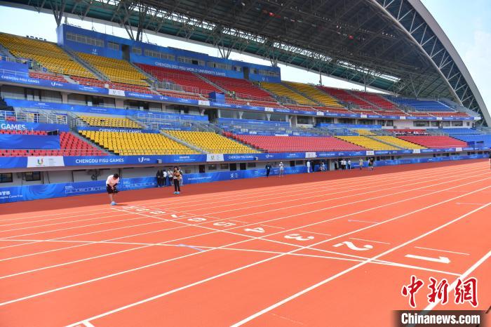 成都双流体育中心体育场跑道和看台。 张浪 摄 成都双流体育中心体育场跑道和看台。 张浪 摄