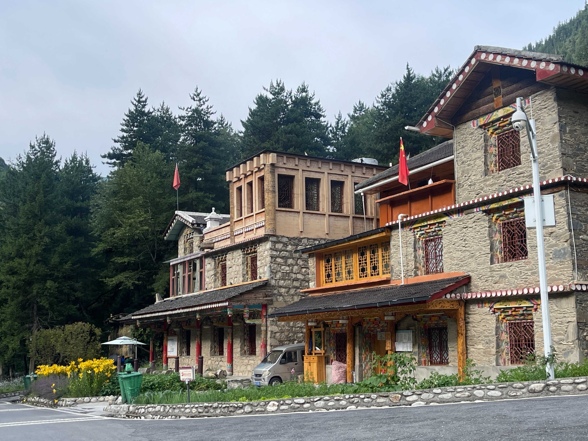 羊茸村的藏式民居。人民网 周静圆摄