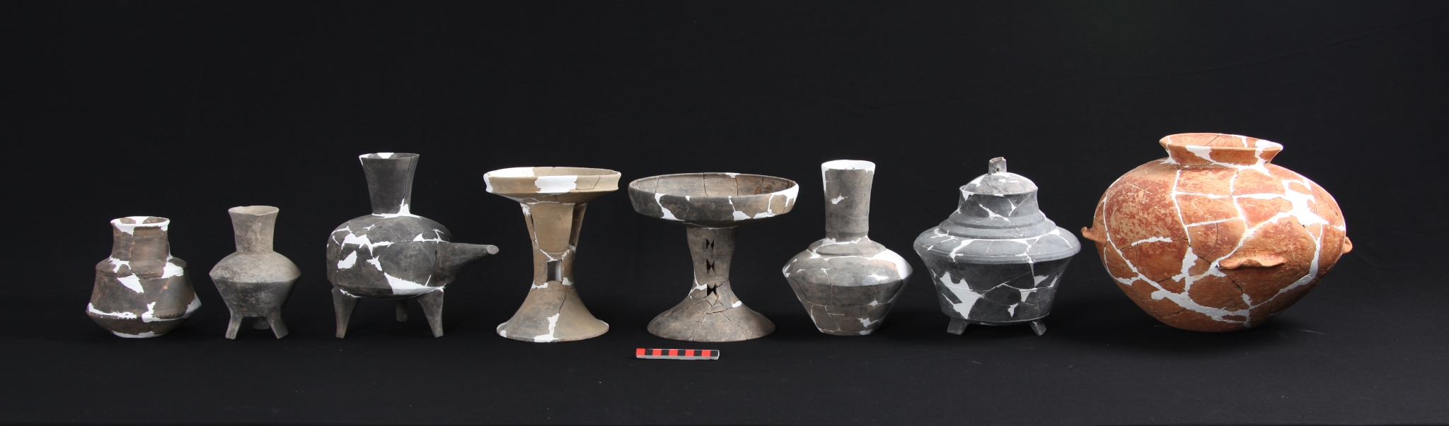 东山村遗址出土的陶器 东山村遗址出土的陶器