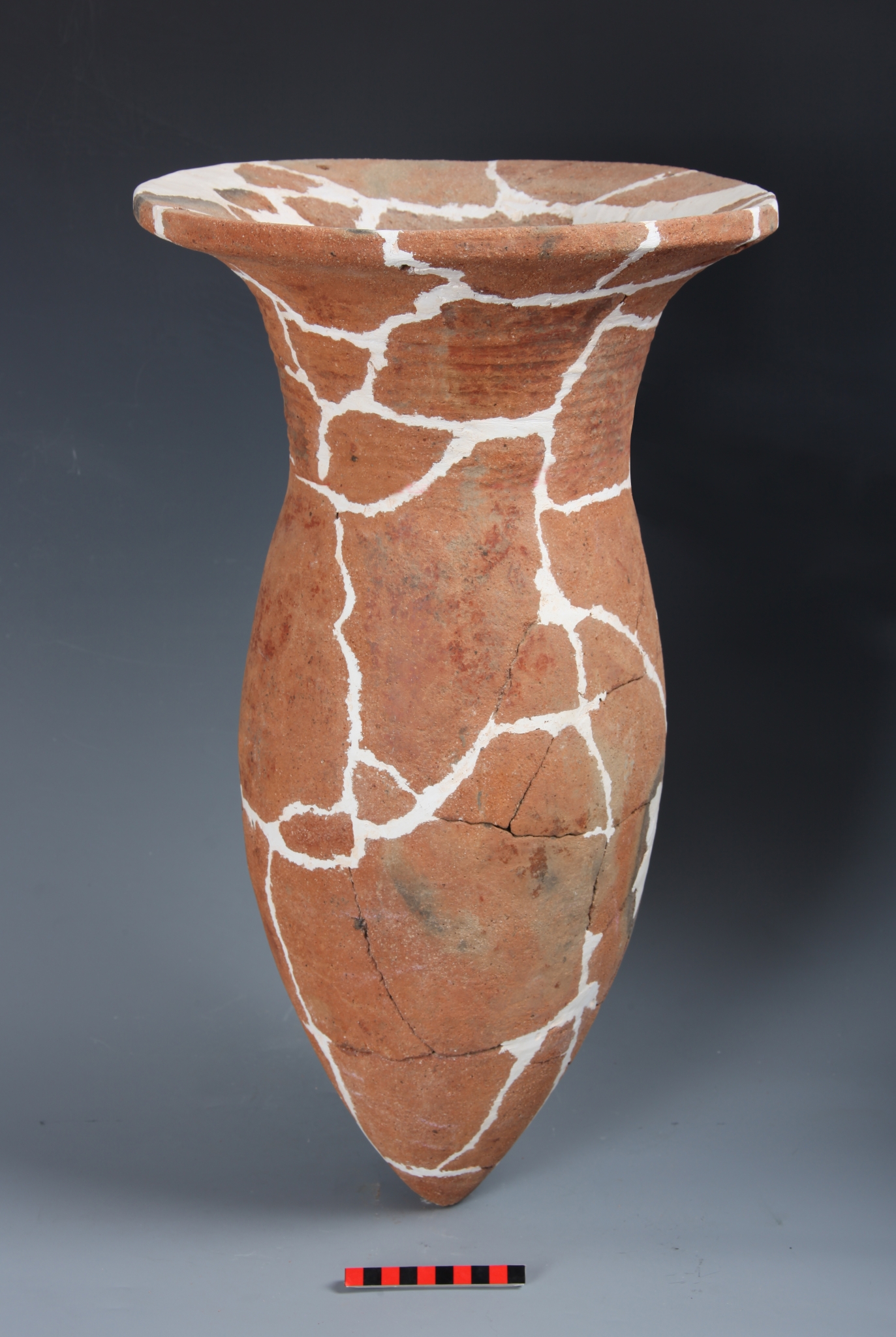 东山村遗址出土的尖底缸 东山村遗址出土的尖底缸