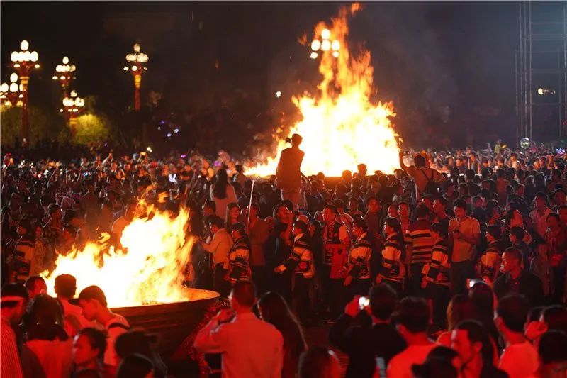 (昆滇传内容)火把狂欢点燃夏日热情,楚雄火把节现场,楚雄融媒供图.jpg