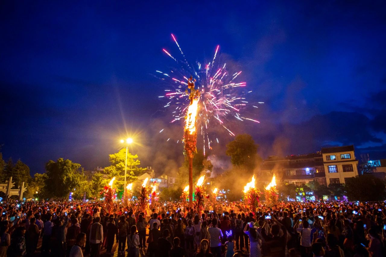 (昆滇传内容)火把狂欢点燃夏日热情,大理巍山火把节现场,巍山融媒供图.jpg