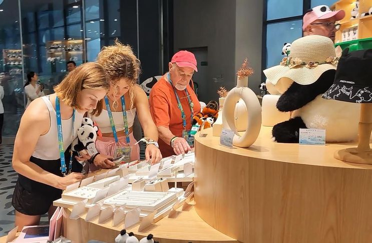 埋下青春友谊的种子 各国运动员探寻大运会“熊猫情缘” 埋下青春友谊的种子 各国运动员探寻大运会“熊猫情缘”