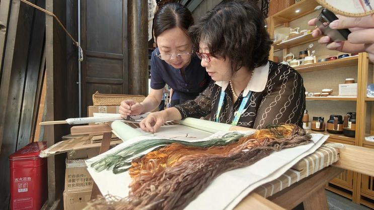 成都大运会丨与非遗“撞个满怀” 外籍运动员打卡中国传统文化 成都大运会丨与非遗“撞个满怀” 外籍运动员打卡中国传统文化