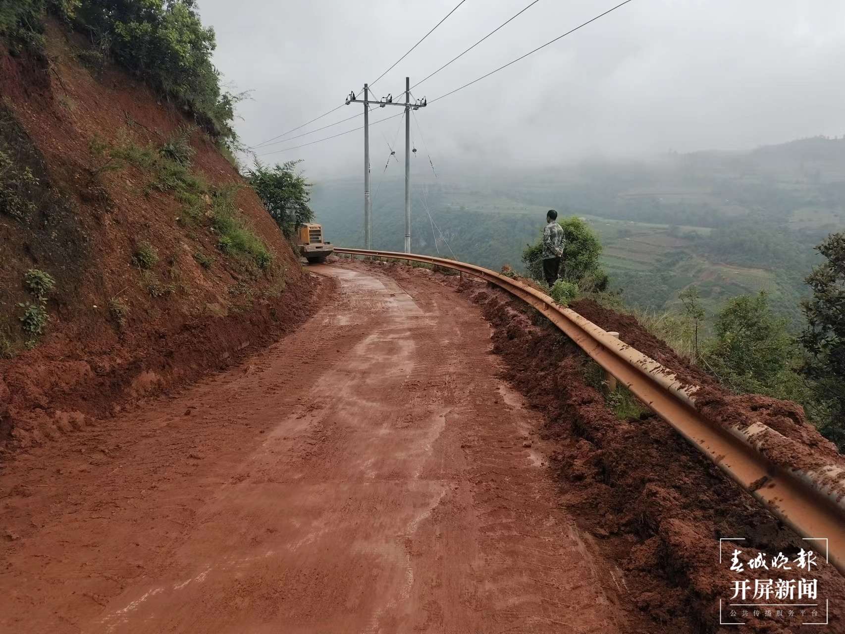 （采访传编辑）强降雨后道路受阻泥泞不堪！大理宾川全力保畅通 (8).jpg
