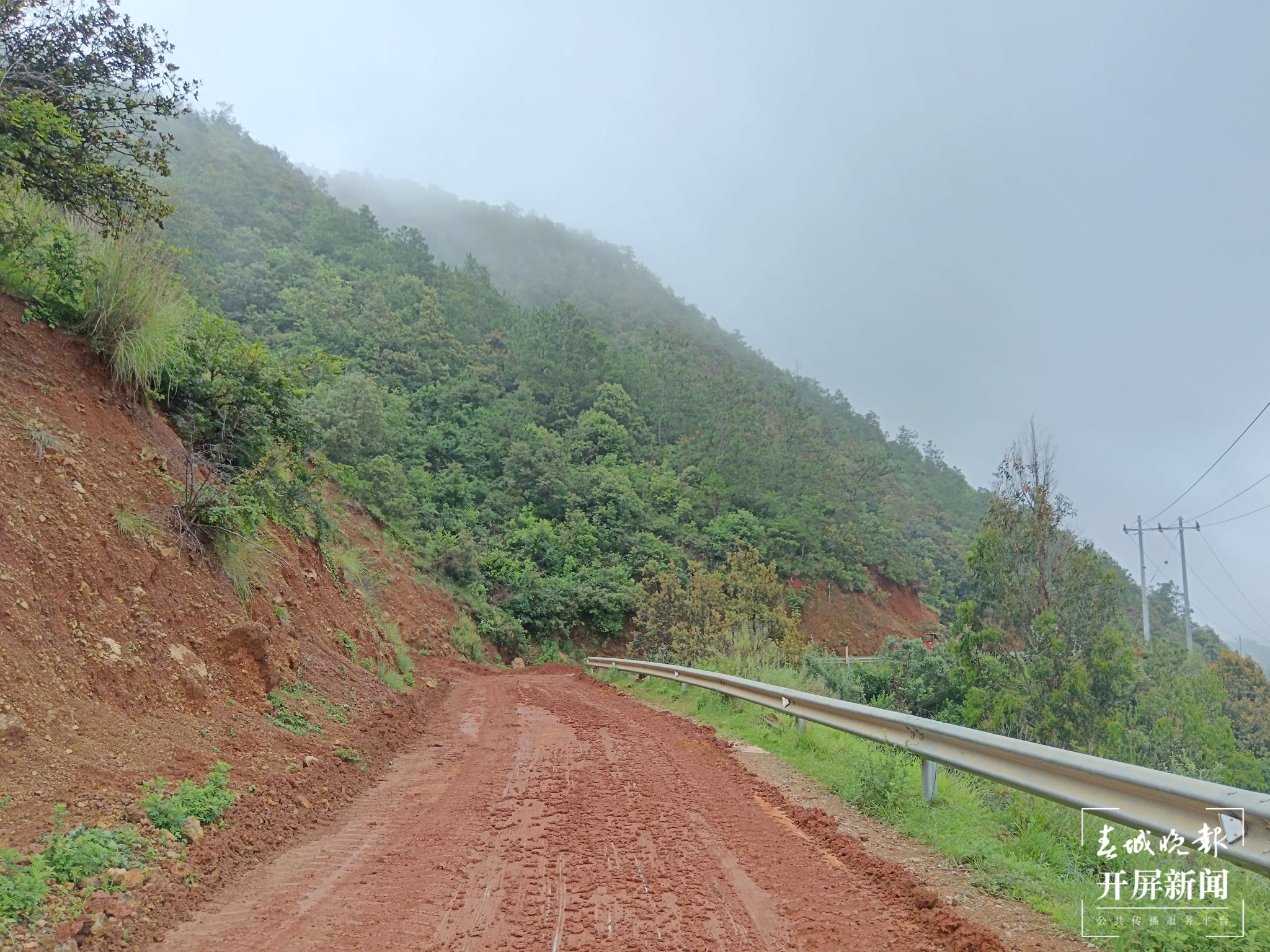 （采访传编辑）强降雨后道路受阻泥泞不堪！大理宾川全力保畅通 (9).jpg