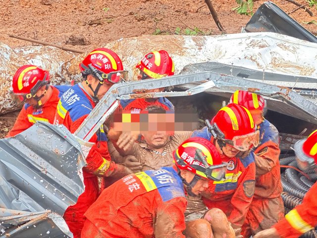 云南芒市突发山体滑坡