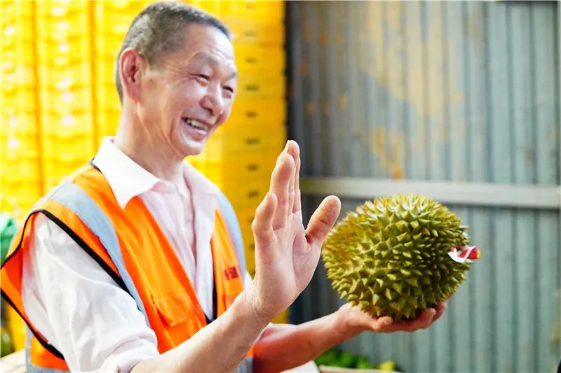 验果师邵一超展示徒手拿榴莲.JPG 图片